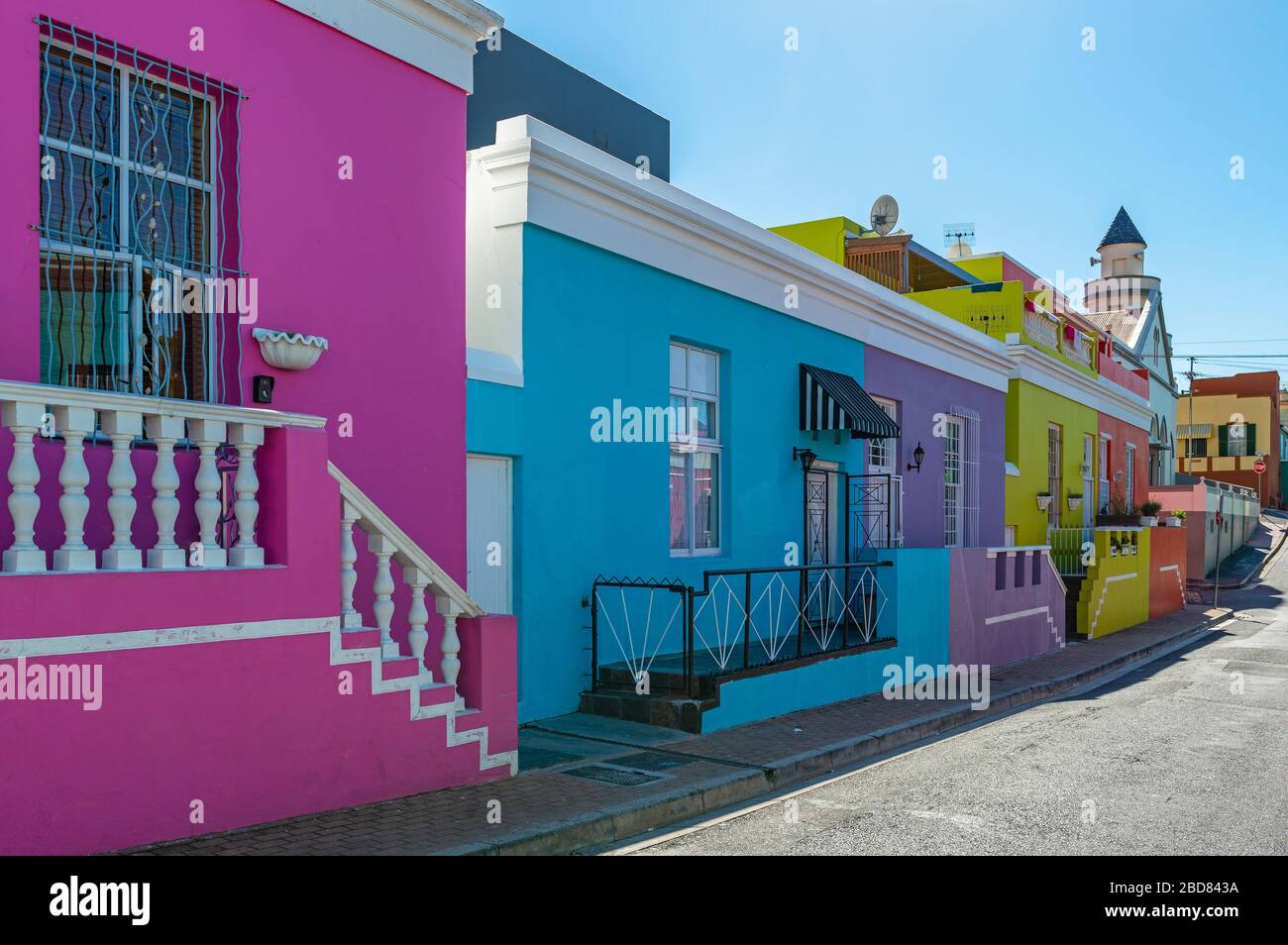Farbenfroher Straßenblick auf das malaiische Viertel von Bo Kaap mit seiner traditionellen Architektur, Kapstadt, Südafrika. Stockfoto