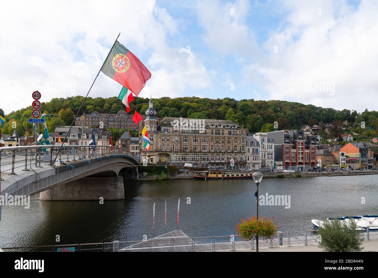 Dinant/Belgien - 10. Oktober 2019: Schöne Stadt Dinant mit Kirche und Brücke und berühmt für Sax Stockfoto