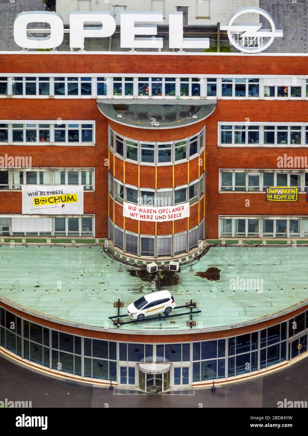 , Protestparolen gegen die Schließung der Hauptfassade des Opel-Werks in Bochum, 11.11.2014, Luftaufnahme, Deutschland, Nordrhein-Westfalen, Ruhrgebiet, Bochum Stockfoto