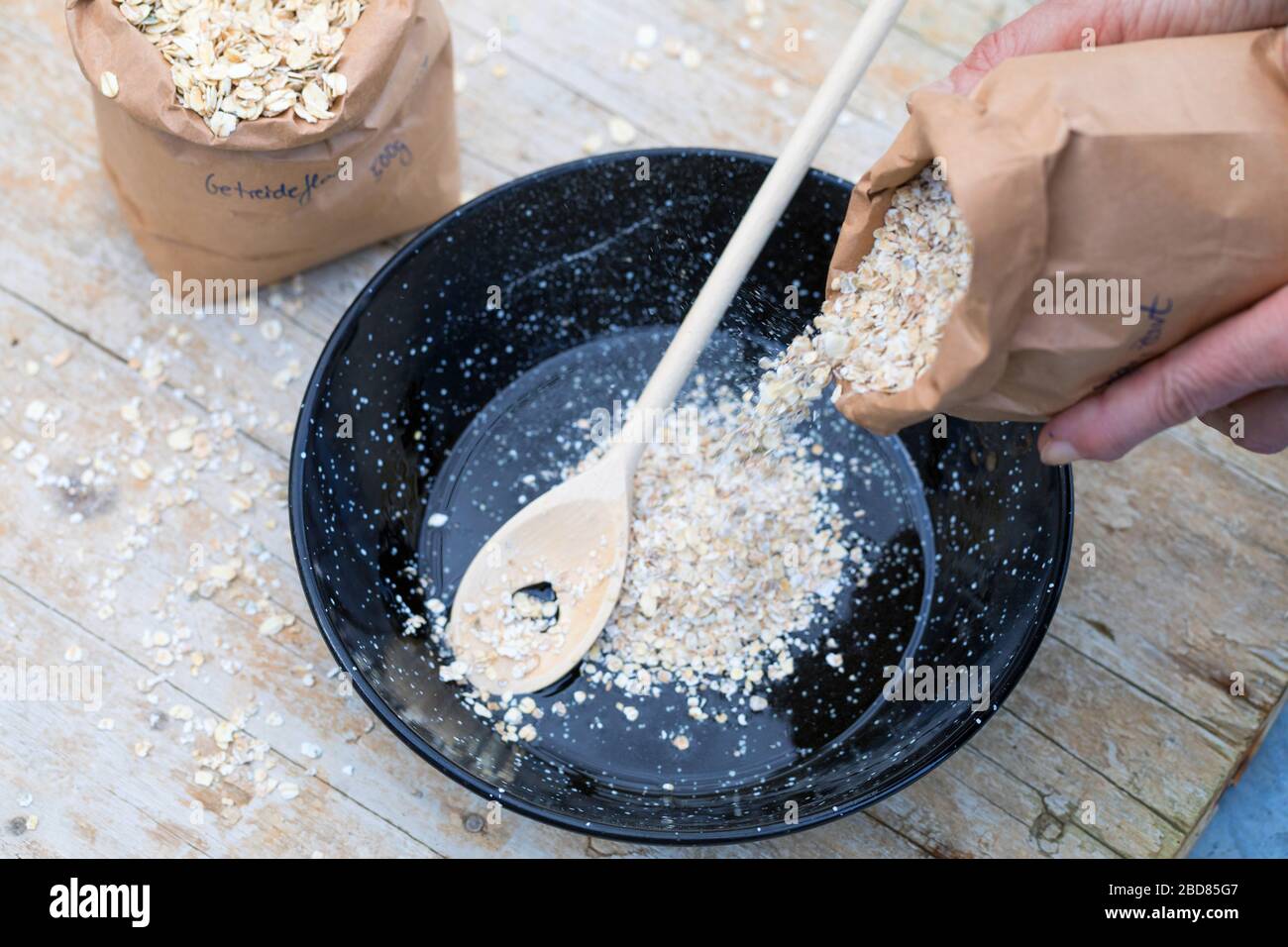 Vogelsamen mit Müsli und Öl Stockfoto