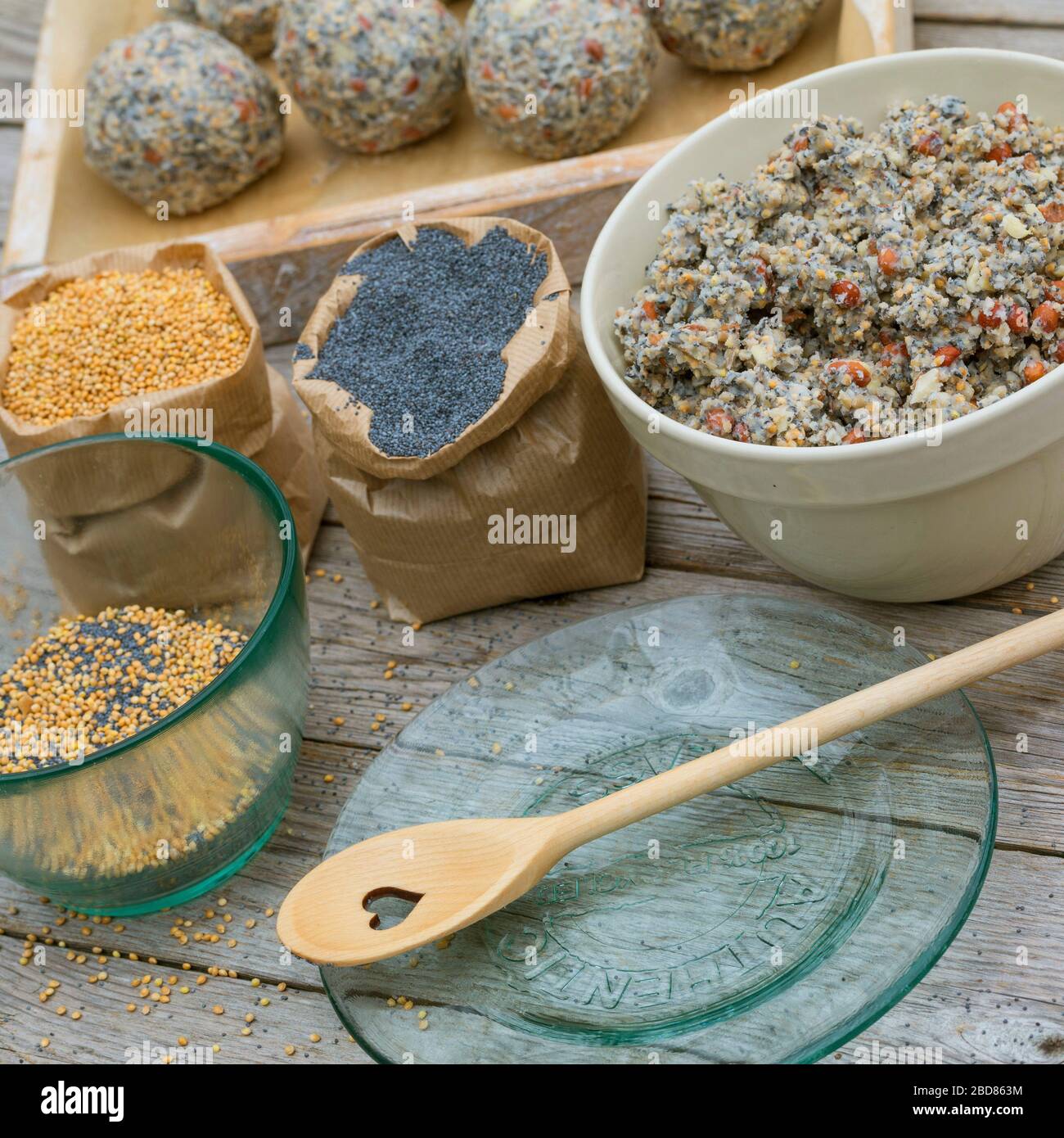 Do-it-yourself Vogelfettkugeln, Schritt 1: Zutaten: Fettreiche Nahrung, Mohn, Hirseamen Stockfoto