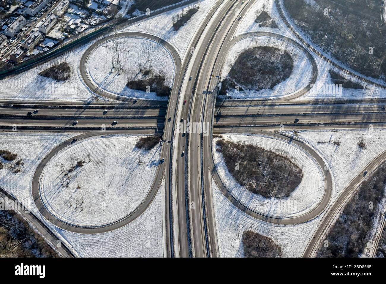 , Autobahnkreuz Essen-Nord der A42 und B224 im Winter, 28.12.2014, Luftbild, Deutschland, Nordrhein-Westfalen, Ruhrgebiet, Essen Stockfoto