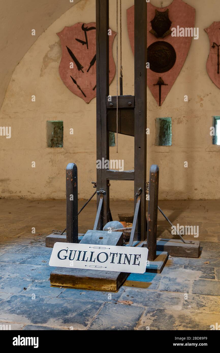 Dinant/Belgien - 10. Oktober 2019: Horror-Blick auf Guillotine. Nahaufnahme einer Guillotine. Ausführungskonzept Stockfoto
