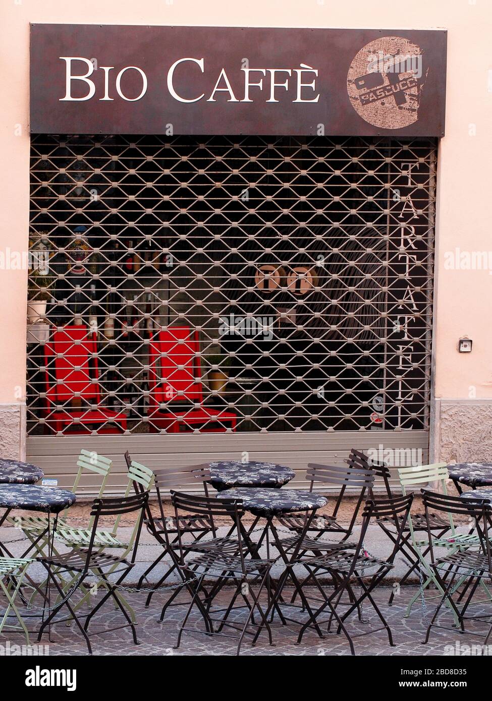 Nicht identifizierte wenige Menschen in leeren Straßen während der Sperrung und Ausbruch 2020 in Cremona, Italien unter Quarantäne. Geschlossene kleine Geschäfte. Stockfoto