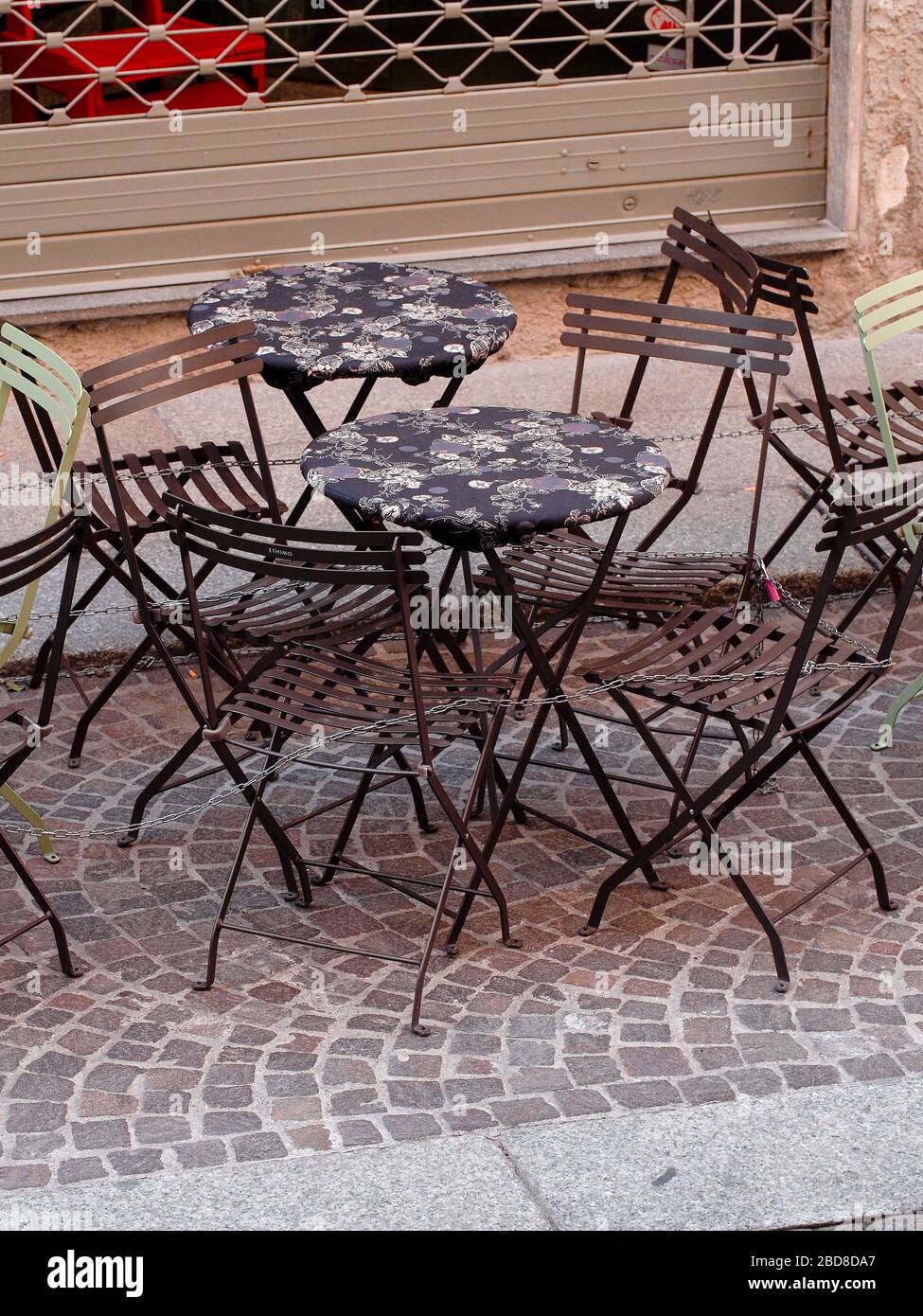 Nicht identifizierte wenige Menschen in leeren Straßen während der Sperrung und Ausbruch 2020 in Cremona, Italien unter Quarantäne. Geschlossene kleine Geschäfte. Stockfoto