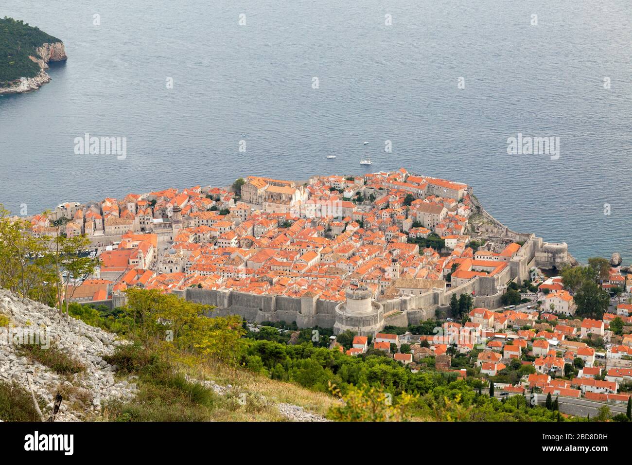 Blick auf die Altstadt von Dubrovnik, Kroatien und die Adria von oben. Stockfoto