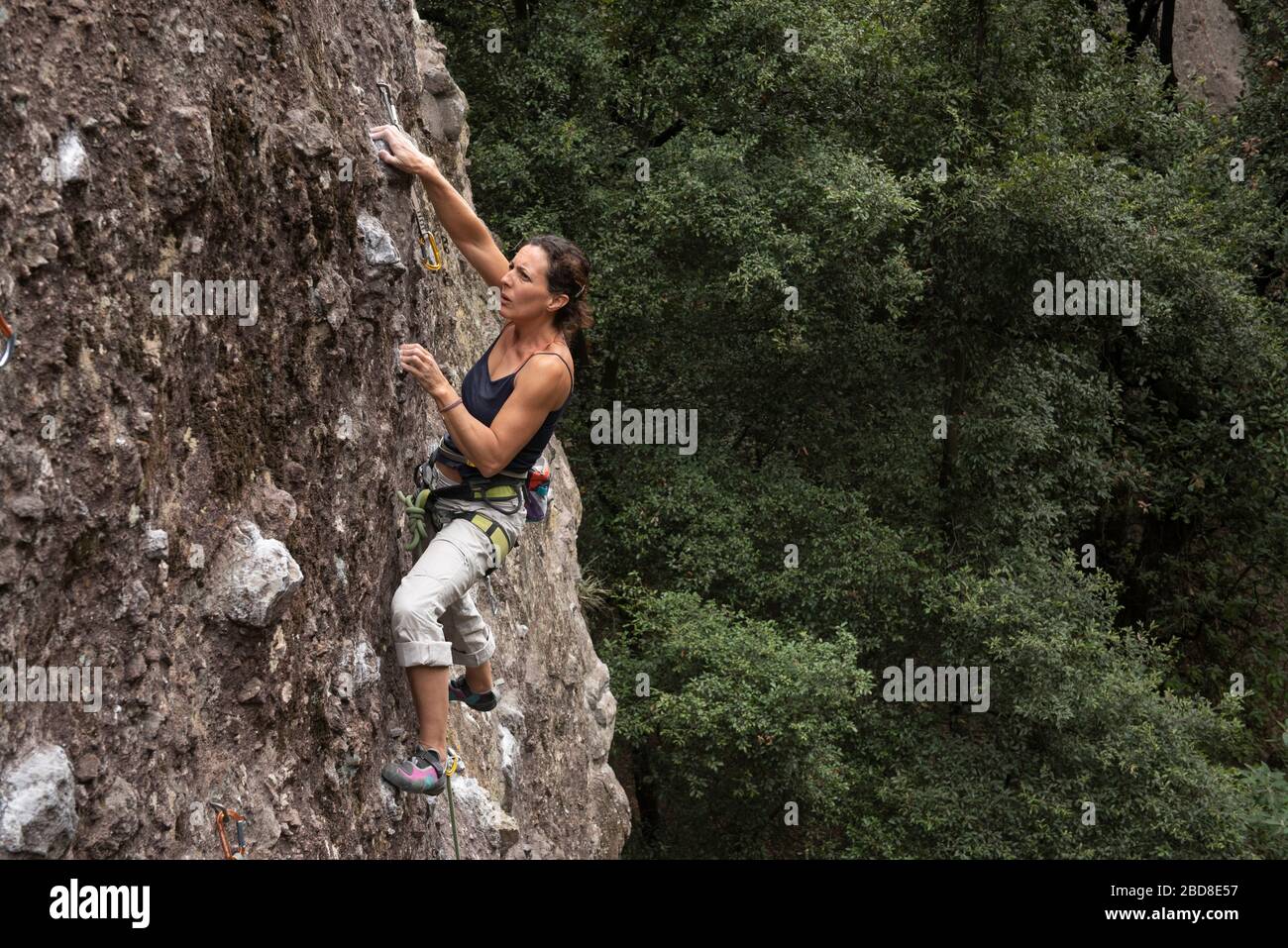 Eine Frau konzentriert hält sich beim Klettern in Jilotepec Stockfoto