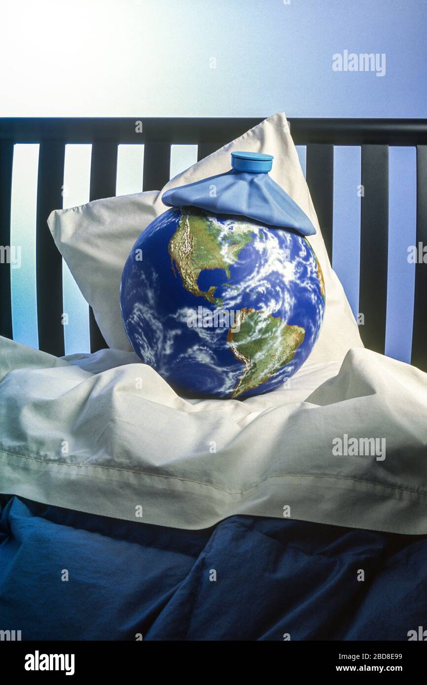 'Sick' Erde im Bett mit Heißwasserflasche Foto Illustration für jüngere Zuschauer. Handbemalter Globus. Stockfoto