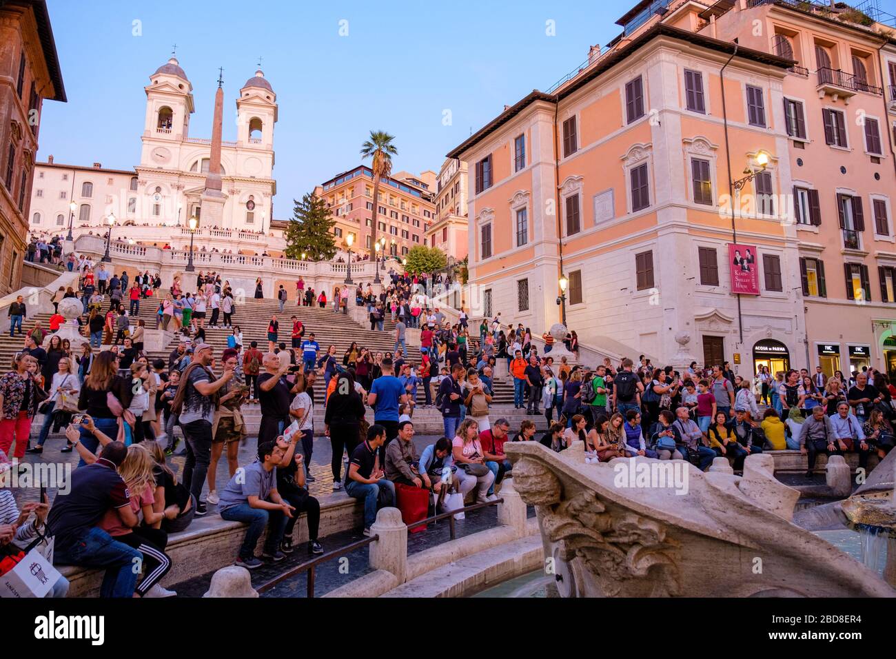 Übertourismus, Massentourismus, Touristenmassen an der Piazza di Spagna, Spanische Treppe, Trinita dei Monti Kirche, Rom, Italien. Stockfoto