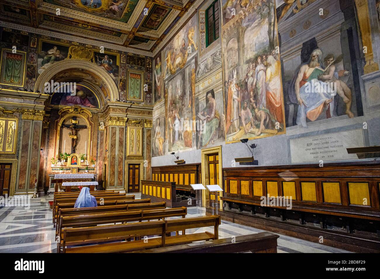 Katholische, allein christliche Nonne, Innenraum des Oratorio del Santissimo Crocifisso (Oratorium des Allerheiligsten Kruzifixes), manieristische Gemälde, Rom, Italien. Stockfoto