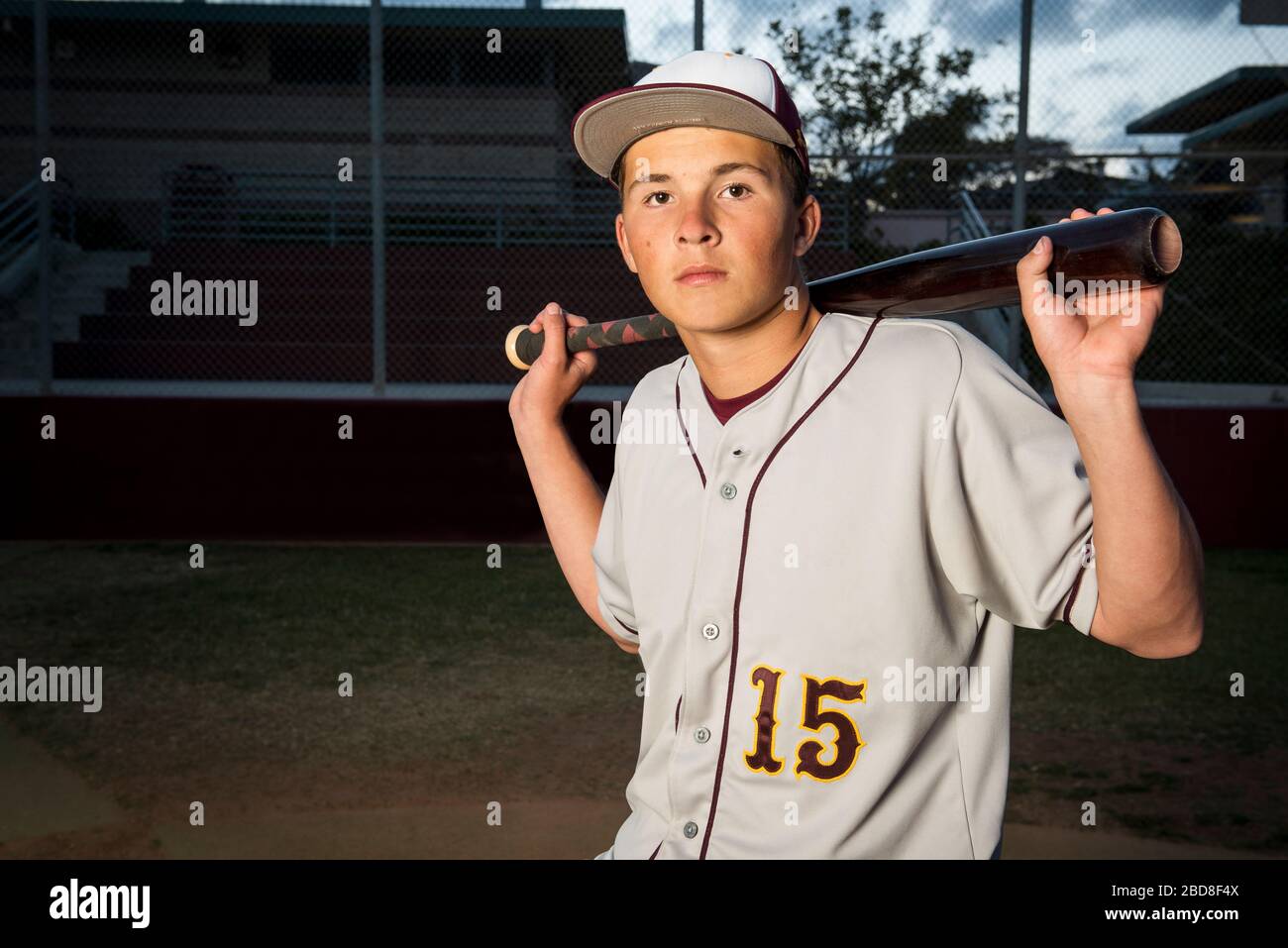 Porträt der High School Baseball-Spieler hält seine Fledermaus Stockfoto