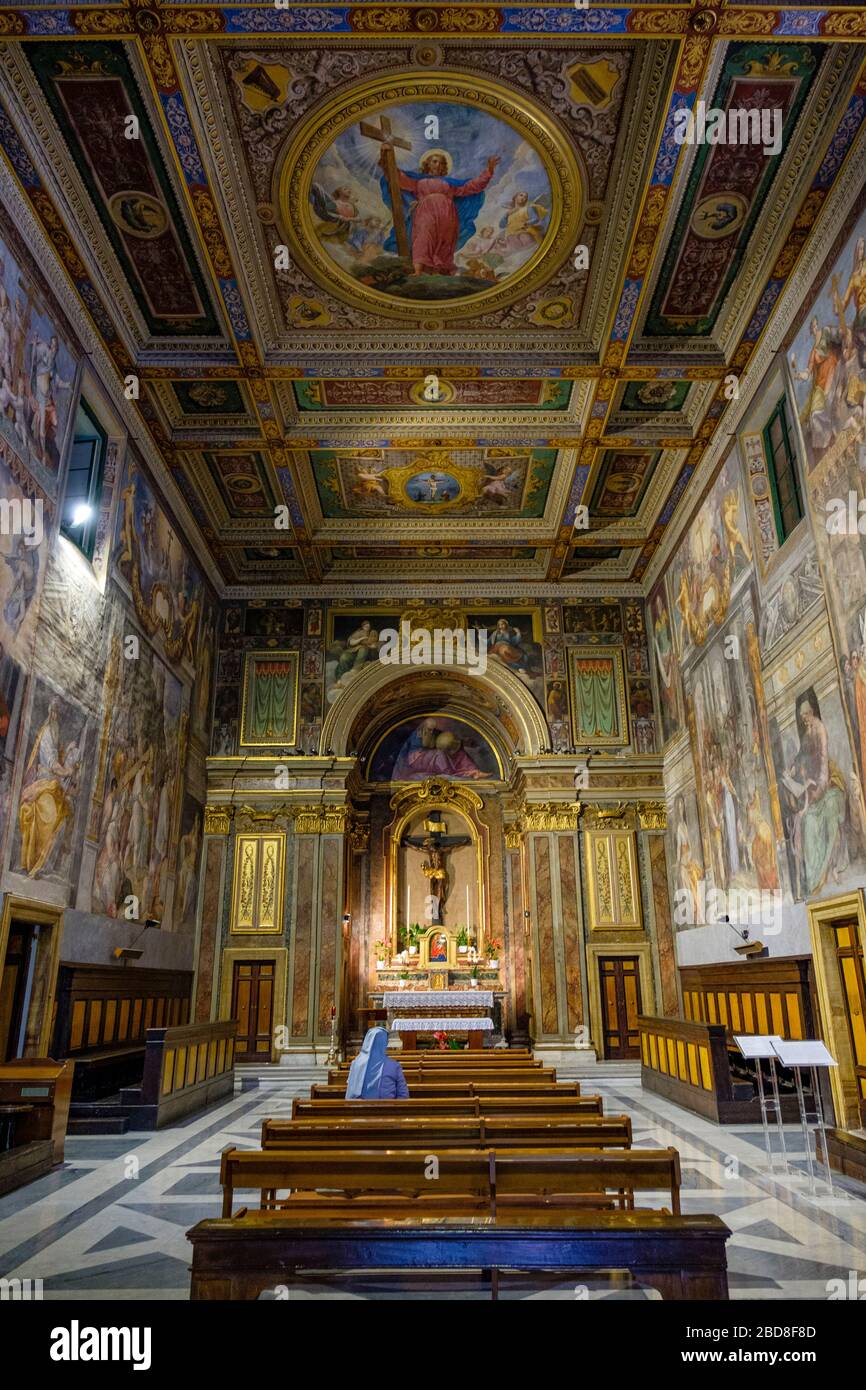 Christliche, katholische Nonne allein, Innere des Oratorio del Santissimo Crocifisso (Oratorium des Allerheiligsten Kruzifixes), manieristische Gemälde, Rom, Italien. Stockfoto