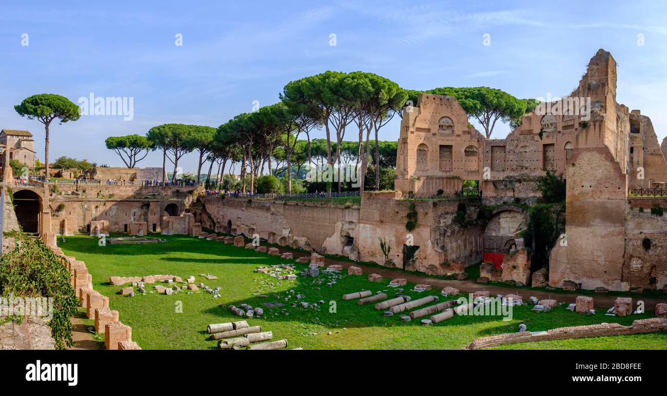 Gebäude des antiken Roms, Panoramablick auf das Stadion und den Severan-Komplex, Palatin, Ruinen des Forum Romanum, Rom, Italien. Stockfoto