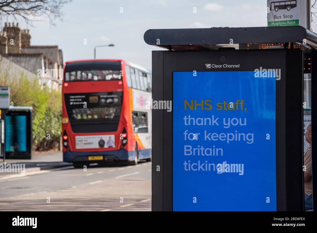 Bushaltewerbung in Oxford bei NHS-Mitarbeitern beim Ausbruch des Coronavirus (Covid-19), April 2020 Stockfoto