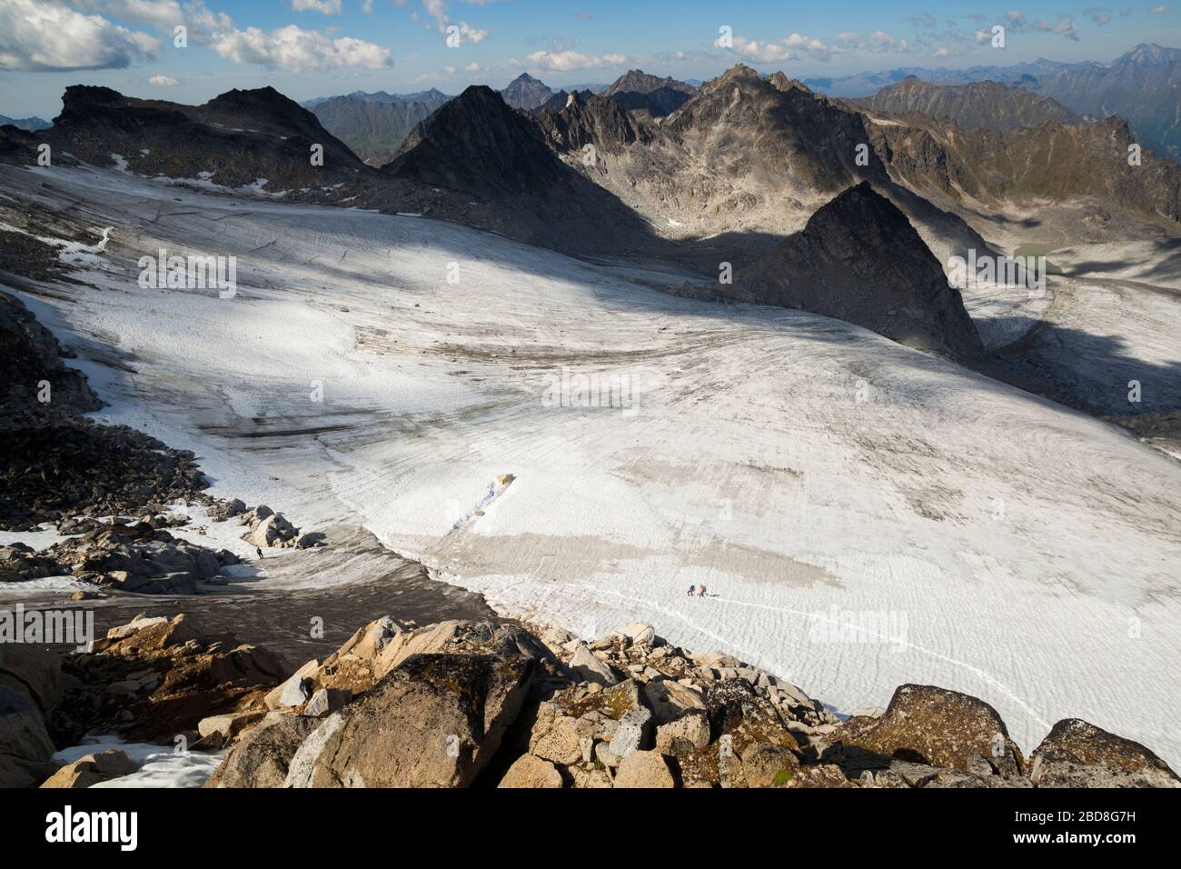Die Menschen wandern über den Snowbird-Gletscher vom Glacier Pass, den Talkeetna Mountains, Alaska. Stockfoto