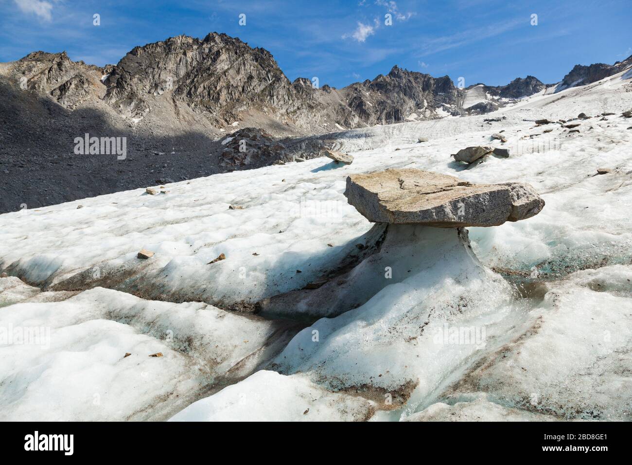 Glacier Table (ein Felsen, der von einer von Schmelze beschatteten Eissäule gestützt wird) auf Bomber-Glacier, Talkeetna Mountains, Alaska. Stockfoto