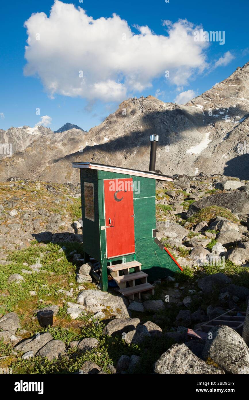 Das Backcountry Outhouse der Snowbird Hut, Talkeetna Mountains, Alaska. Stockfoto