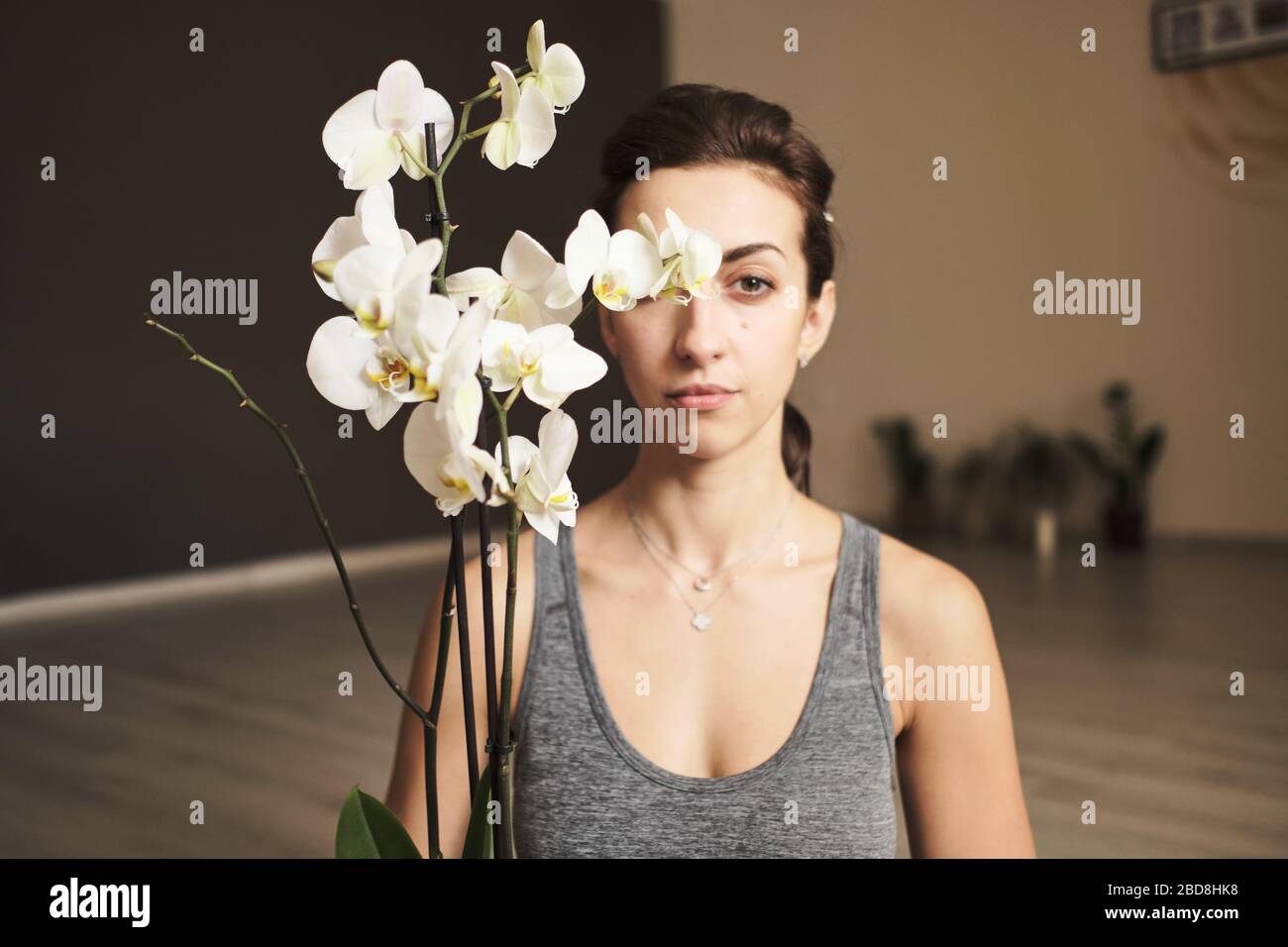 Junge Frau 30 Jahre alt mit Blumen und Haus Blumentöpfe Stockfoto