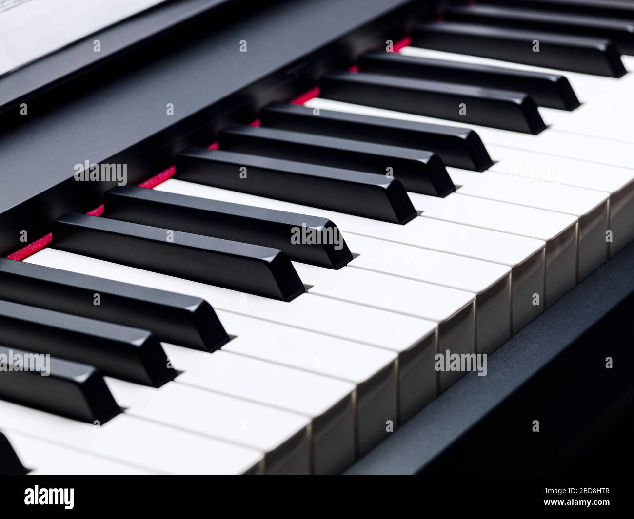 Schwarze und weiße Tasten auf einem elektronischen Klavier Stockfoto