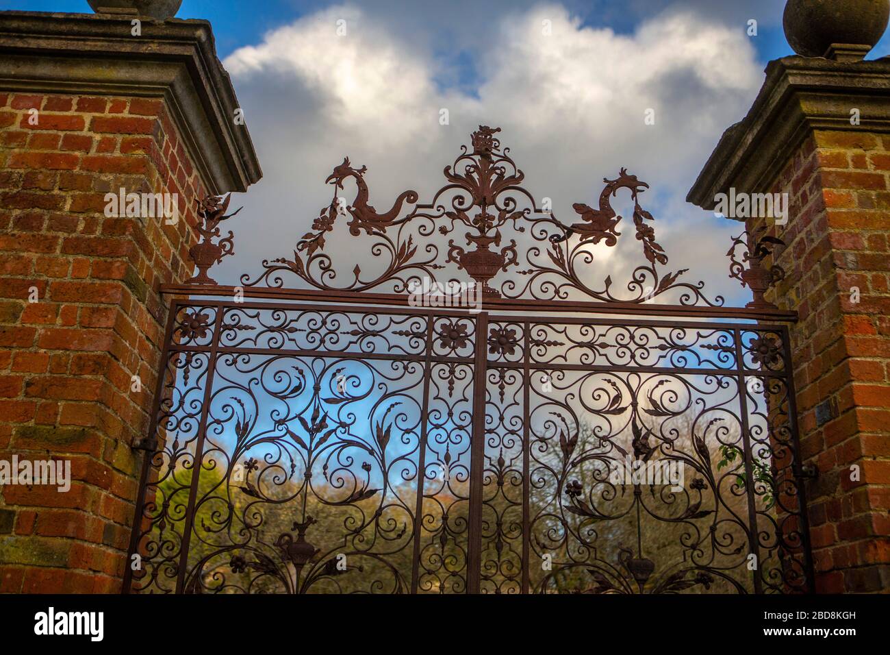 Schmiedeeiserne Tore in den ummauerten Garten am Chawton House am Chawton House Garden, wo die Romanautorin Jane Austen ihren Bruder besuchte Stockfoto