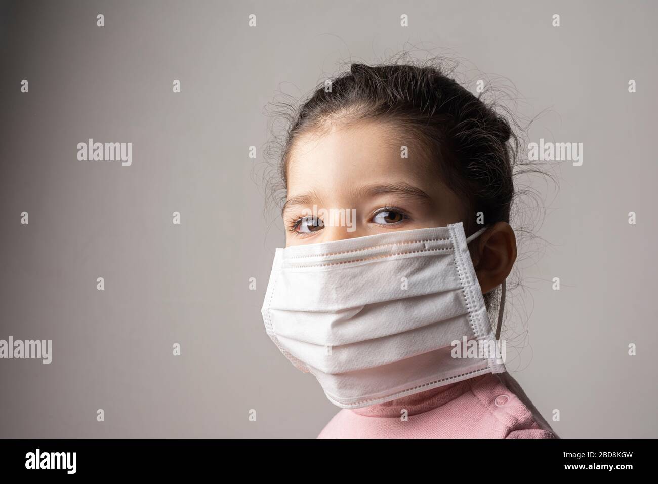Kleines Mädchen mit Maske zum Schutz vor epidemischem Coronavirus, Coronavirus-Ausbruch und Luftverschmutzungskonzept Stockfoto