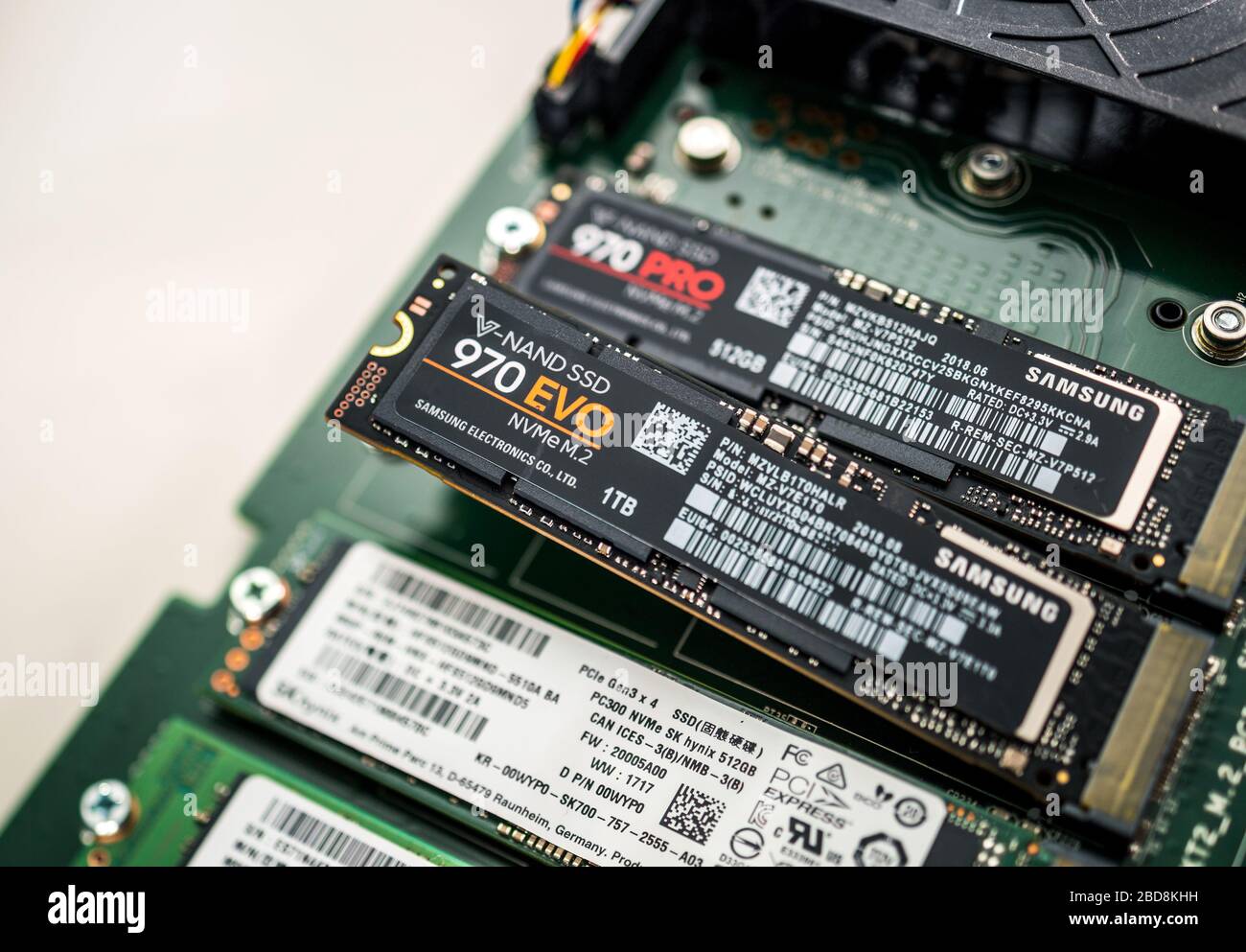 Paris, Frankreich - 18. Januar 2019: Nahaufnahme einer Reihe schneller NVME ssd-Computerfestplatten mit Fokus auf die neue Samsung 970 EVO V-nand SSD Stockfoto