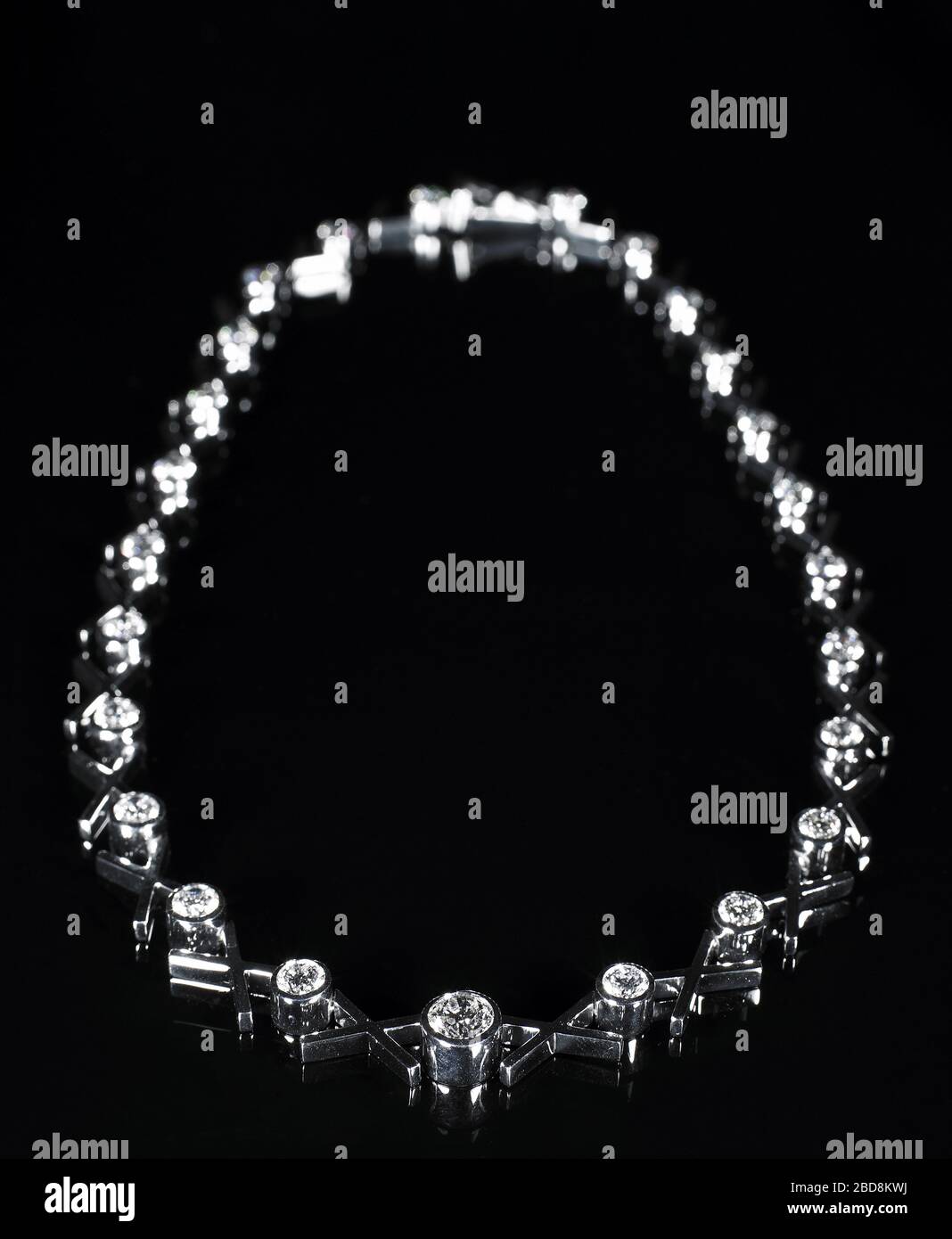 Diamant-Halskette auf schwarzem Hintergrund Stockfoto