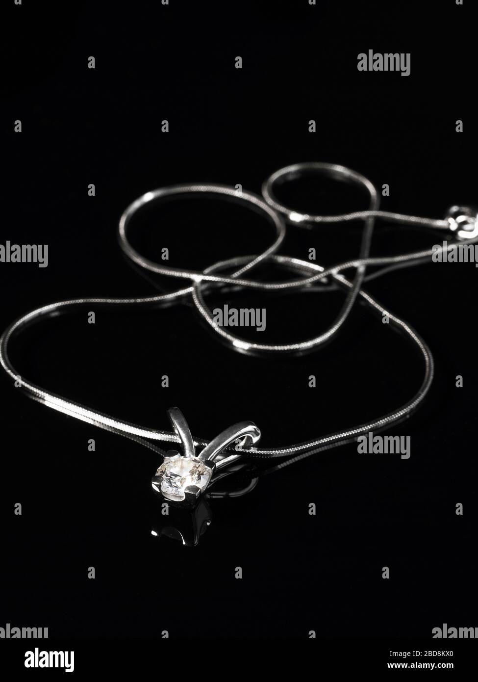 Diamant Halskette auf einer silbernen Kette Stockfoto