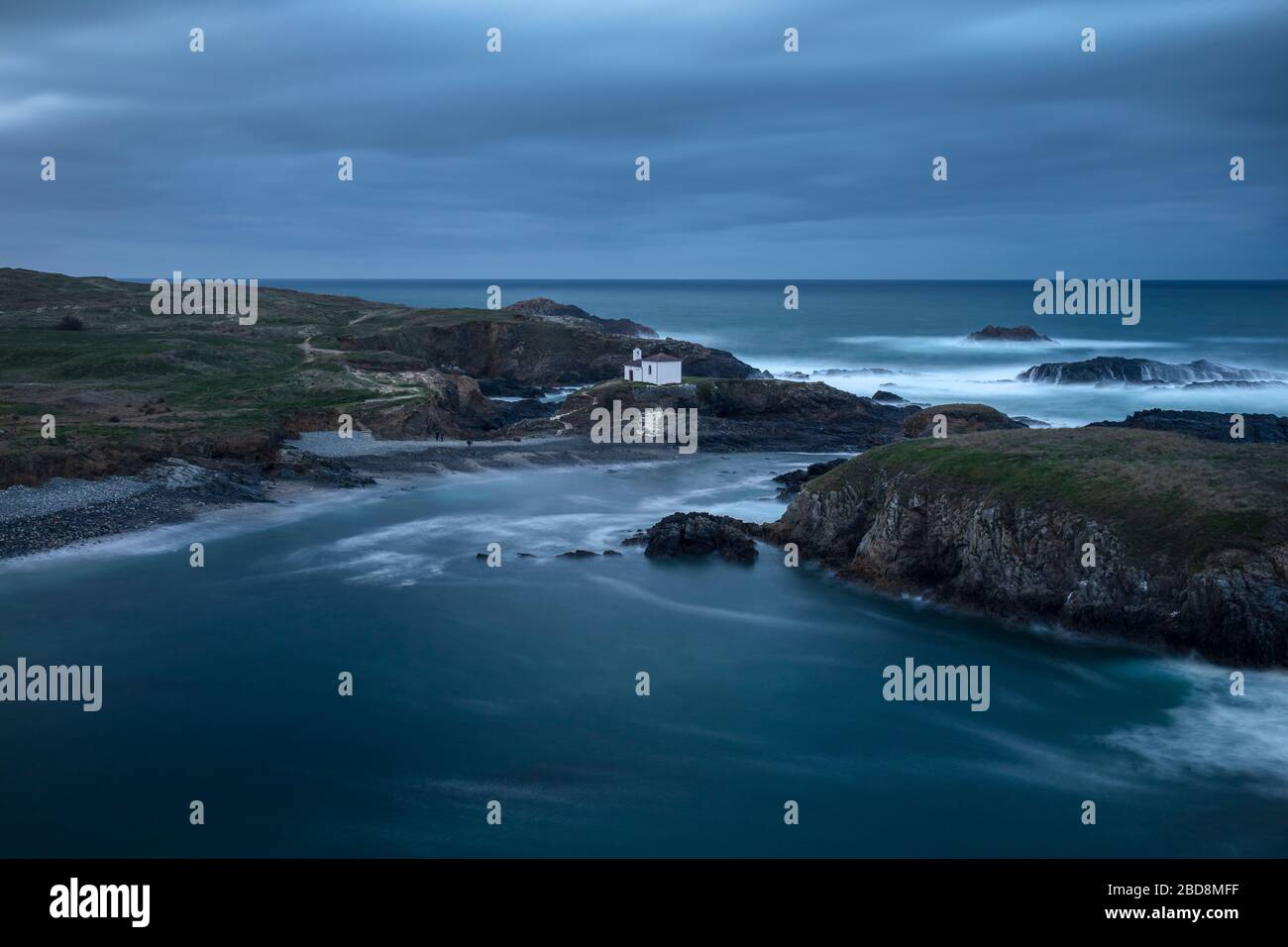 Eine Einsiedelei auf einer felsigen Insel an der spektakulären Küste Galiciens Stockfoto