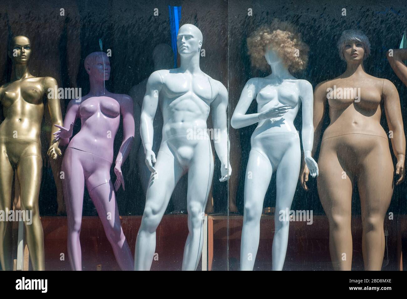 Reihe von verschiedenen Mannequins stehen mit nackten Körpern in einer Reihe in einem staubigen Fenster auf der Straße in Istanbul, Türkei Stockfoto