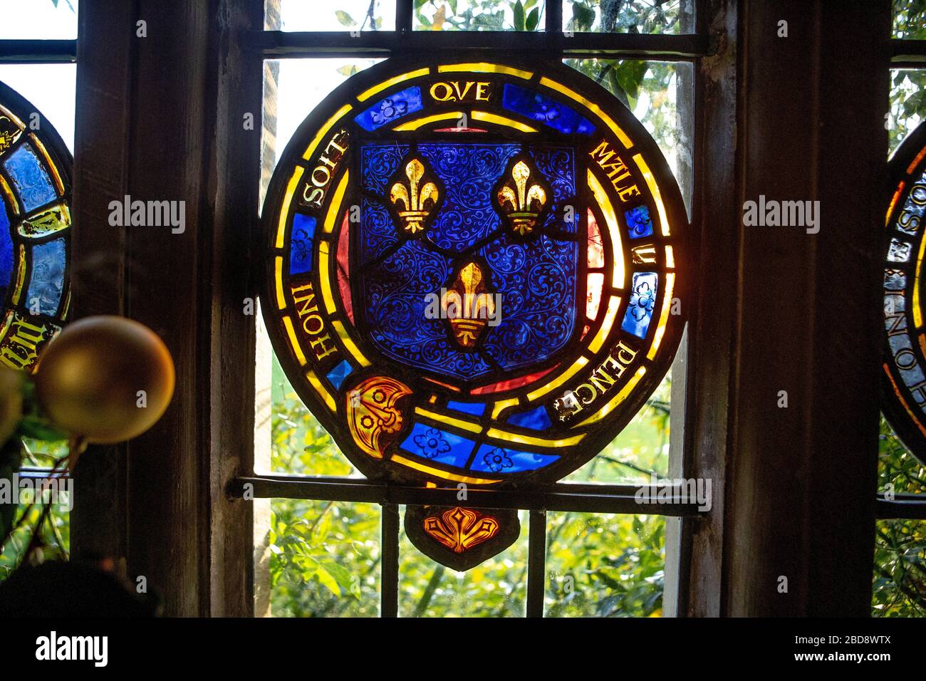 Heraldische Buntglasfenster im Chawton House, die Wappen zeigen. Jane Austen bezog sich auf dieses Haus, ihr Bruder lebte dort. Stockfoto