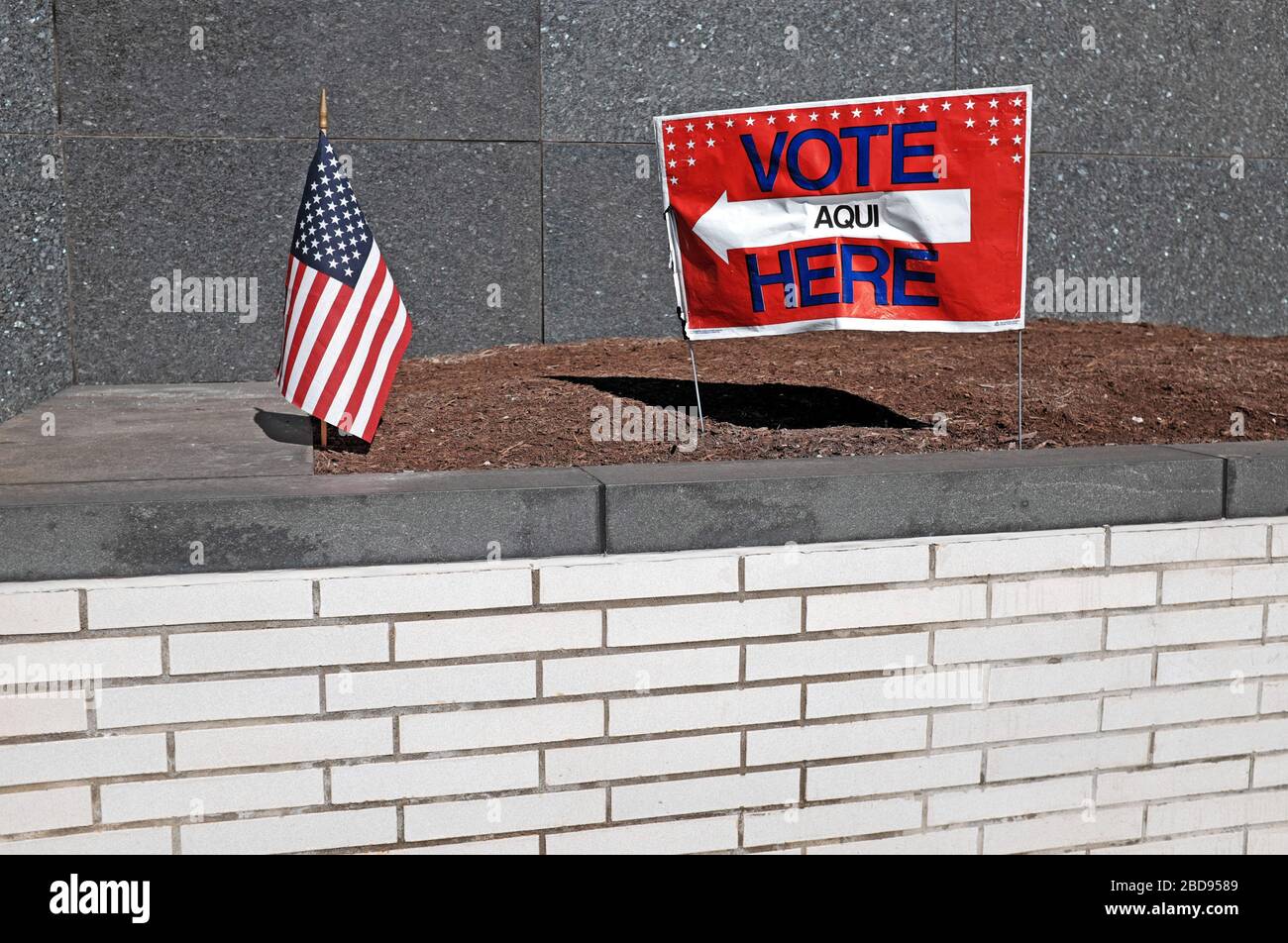 Ein Schild mit dem Hinweis „Stimme hier ab“, der auf eine kleine US-Flagge vor einem Wahlort in Cleveland, Ohio, USA zeigt. Stockfoto