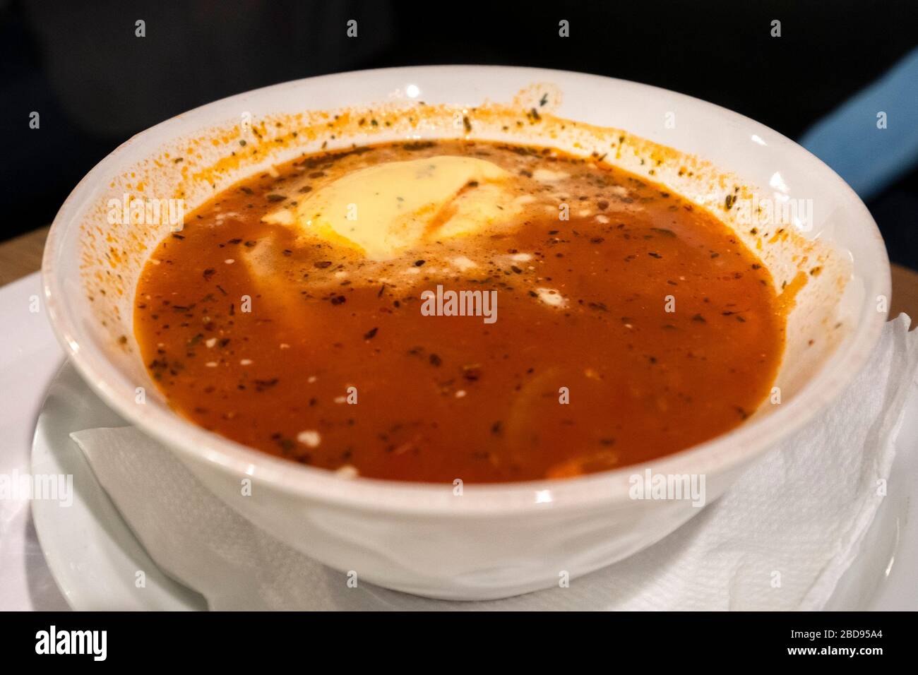 Schwedische Fischsuppe mit Butter Stockfoto