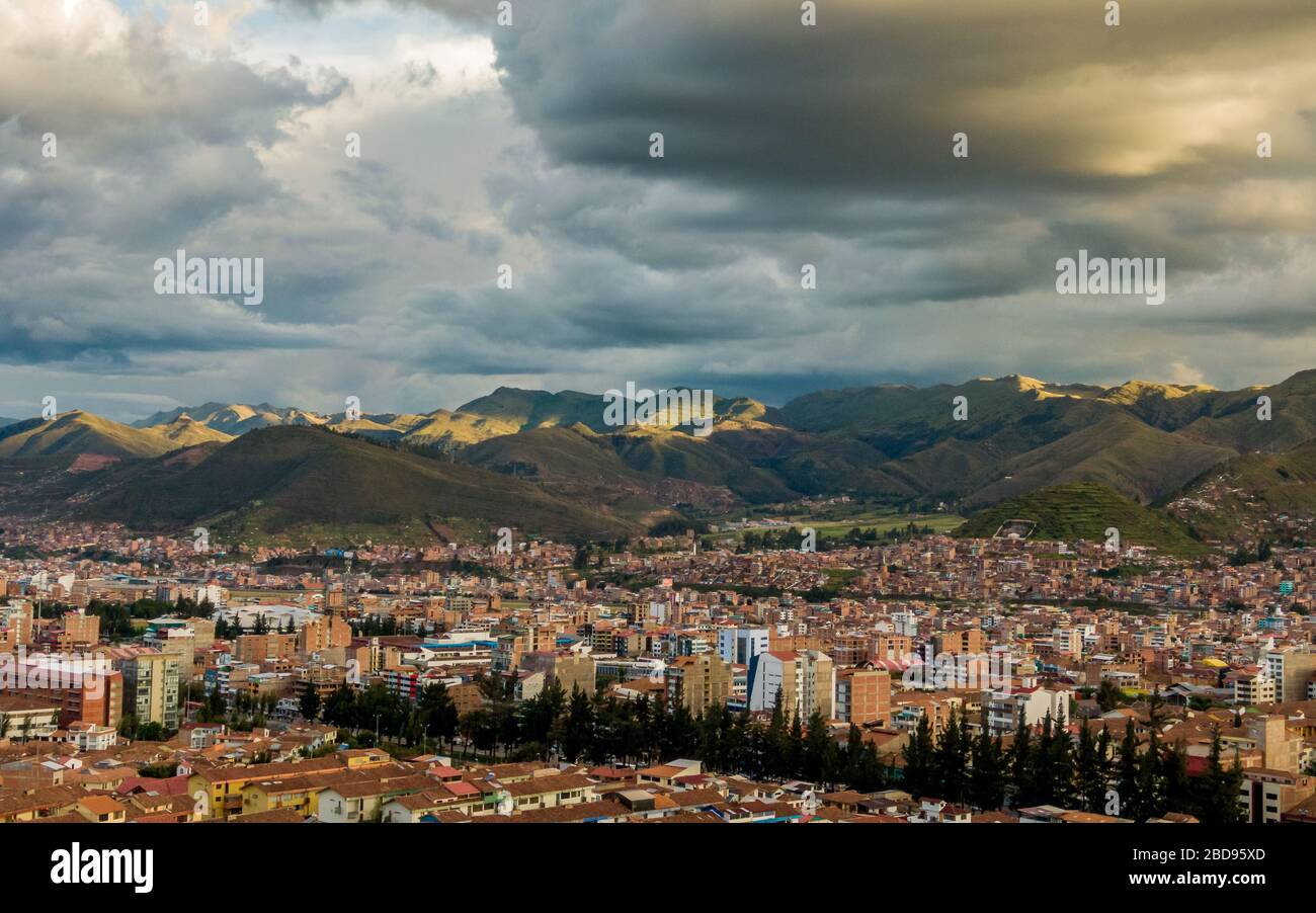 Luftpanorama des trüben Regenhimmels von Cusco, dem Stadtzentrum von Wanchaq und der Avenida de la Cultura, aufgenommen während der Coronavirus-Quarantäne Stockfoto