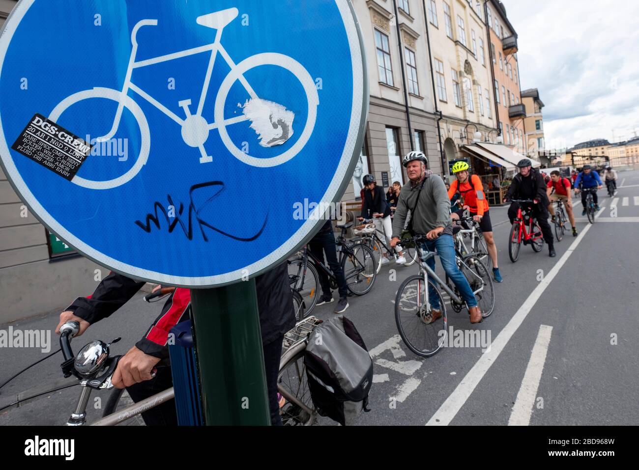 Menschen, die in einer Fahrradstraße in Stockholm, Schweden, Europa radeln Stockfoto