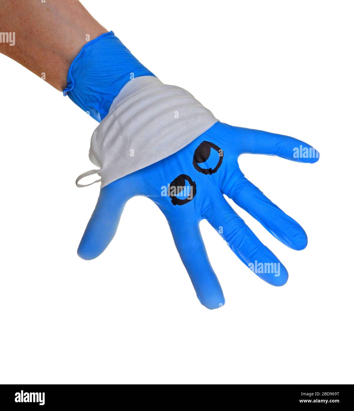 Hand mit blauem chirurgischem Handschuh mit einem Gesichtsschutz auf dem Gesicht mit Bezug auf medizinischen Schutz gegen Corona-Virus, Kovid 19. Stockfoto