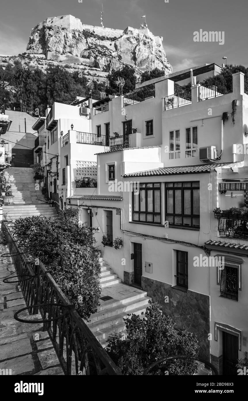 Blick auf die Burg Santa Barbara aus Santa Cruz, in der alten Mittelmeerstadt Alicante, Spanien. Schwarz-Weiß-Bild Stockfoto