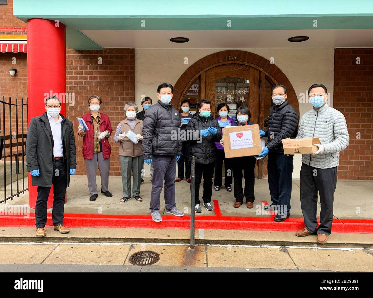 New York, USA. April 2020. Mitglieder der Philadelphia Chinese Community Organization United posieren für ein Gruppenfoto mit ihrer Spende von Gesichtsmasken an das Lok Senior House in Philadelphia, den Vereinigten Staaten, am 30. März 2020. Chinesische amerikanische Gemeinden in den Vereinigten Staaten bemühen sich intensiv, medizinische Versorgung für Krankenhäuser, Polizeistationen und Anwohner zu spenden, um den Mangel zu lindern und COVID-19 im Land zu bekämpfen. Kredit: Xinhua/Alamy Live News Stockfoto