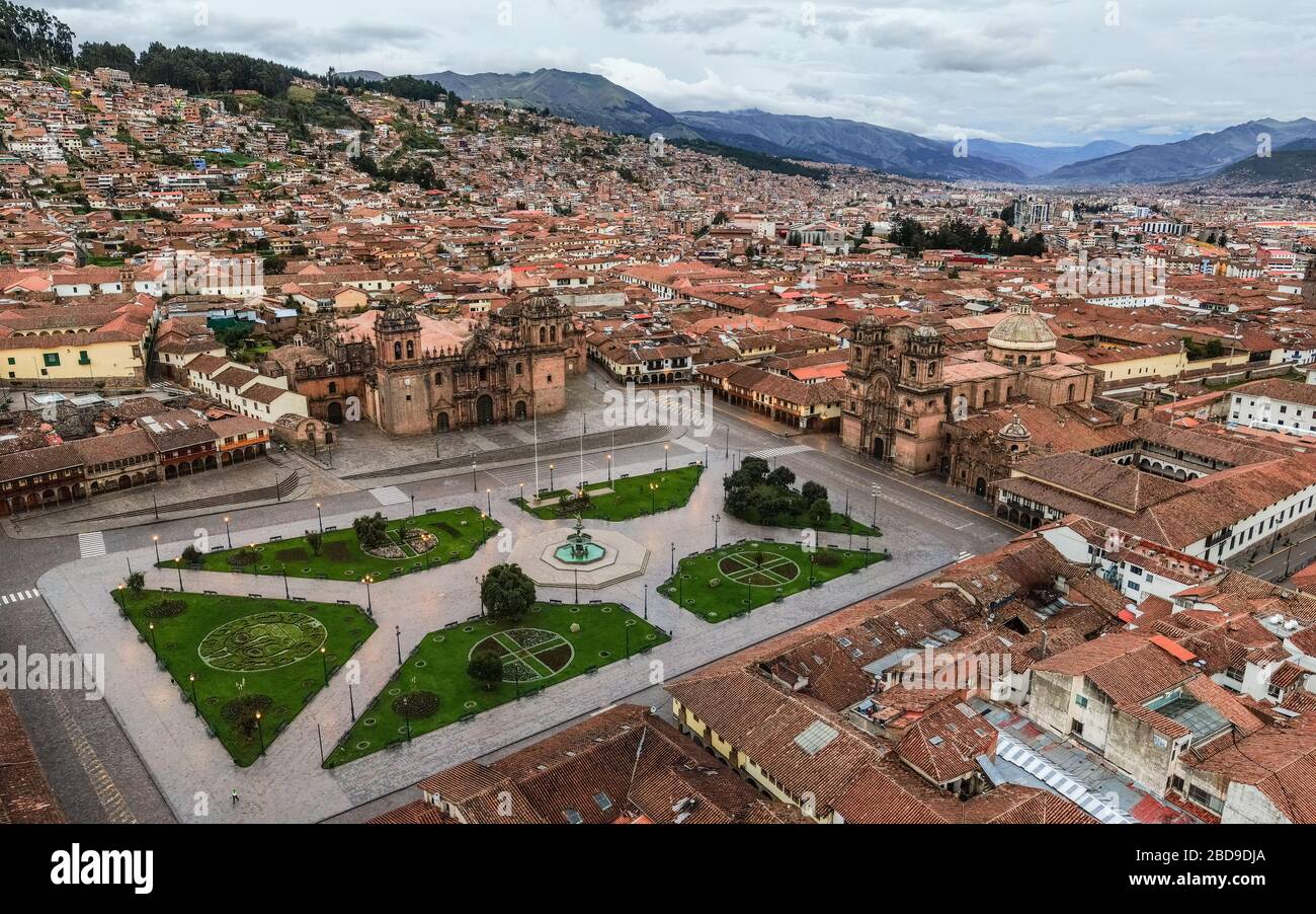 Ein Millionenpanorama über die leere Plaza de Armas, das Stadtzentrum von Cusco, Peru, ohne Menschen wegen der Quarantäne des Coronavirus Stockfoto
