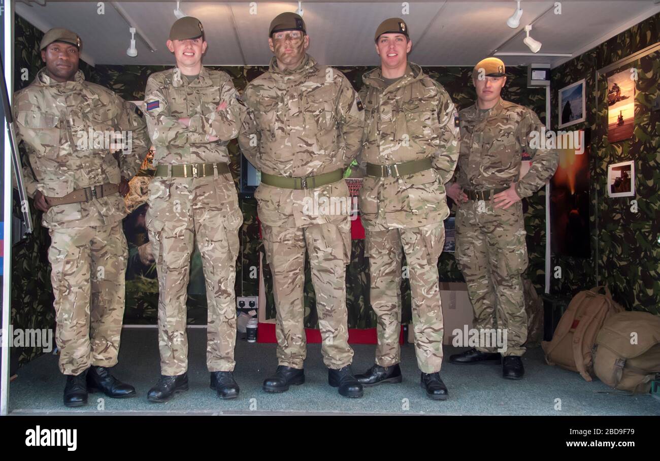 Britische Soldaten posieren für Fotos im Armee-Rekrutierungsmodul, Birmingham, Großbritannien Stockfoto