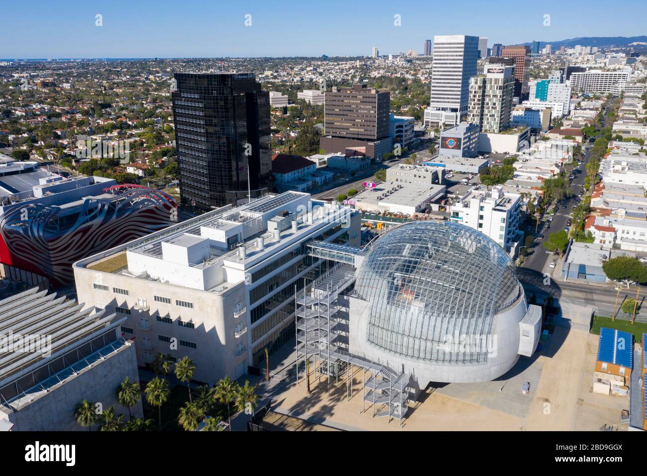 Luftaufnahme des Academy Museum of Motion Pictures in Mid-Wilshire, Los Angeles und dem angrenzenden LACMA-Museum Stockfoto