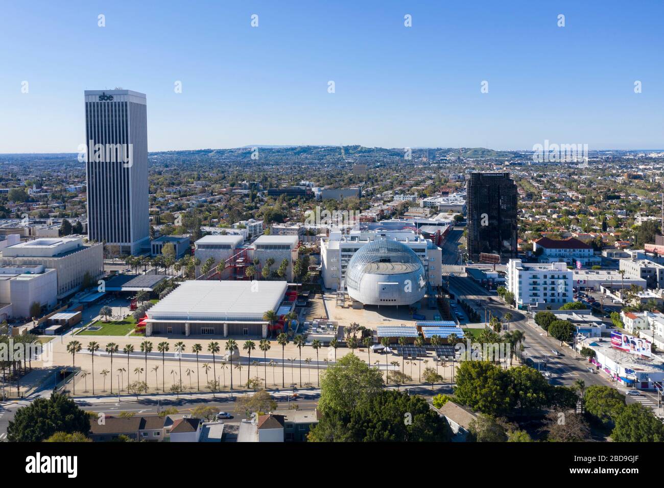 Luftaufnahme des Academy Museum of Motion Pictures in Mid-Wilshire, Los Angeles und dem angrenzenden LACMA-Museum Stockfoto