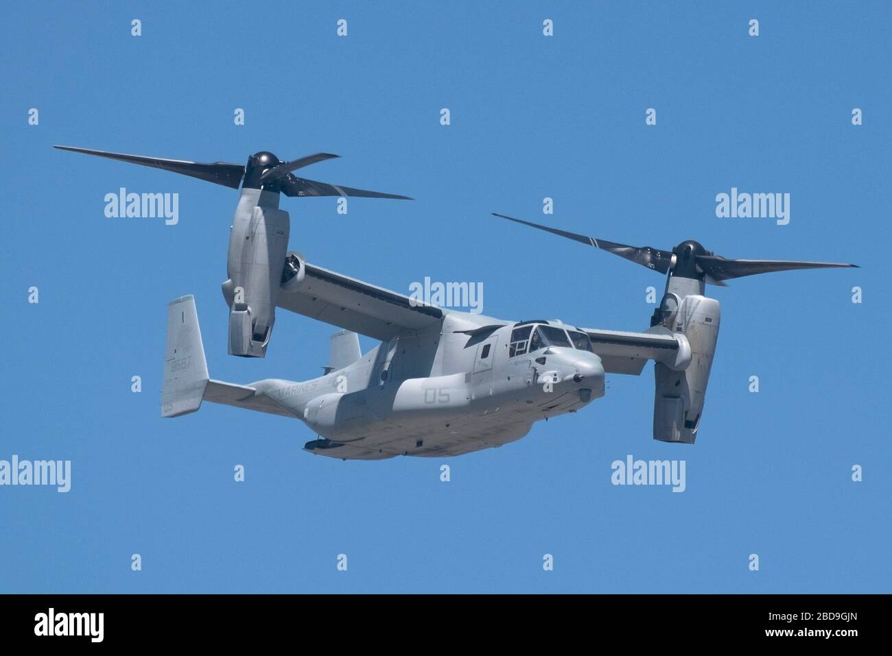 Boeing V-22 Osprey Tilt Rotor Aircraft für die US-Marines gegen einen blauen Himmel Rotoren oben Stockfoto