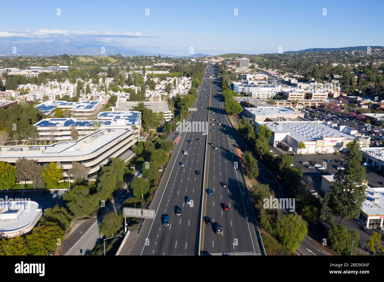 Luftaufnahme der Autobahn 101 in Woodland Hills, Los Angeles, Kalifornien Stockfoto