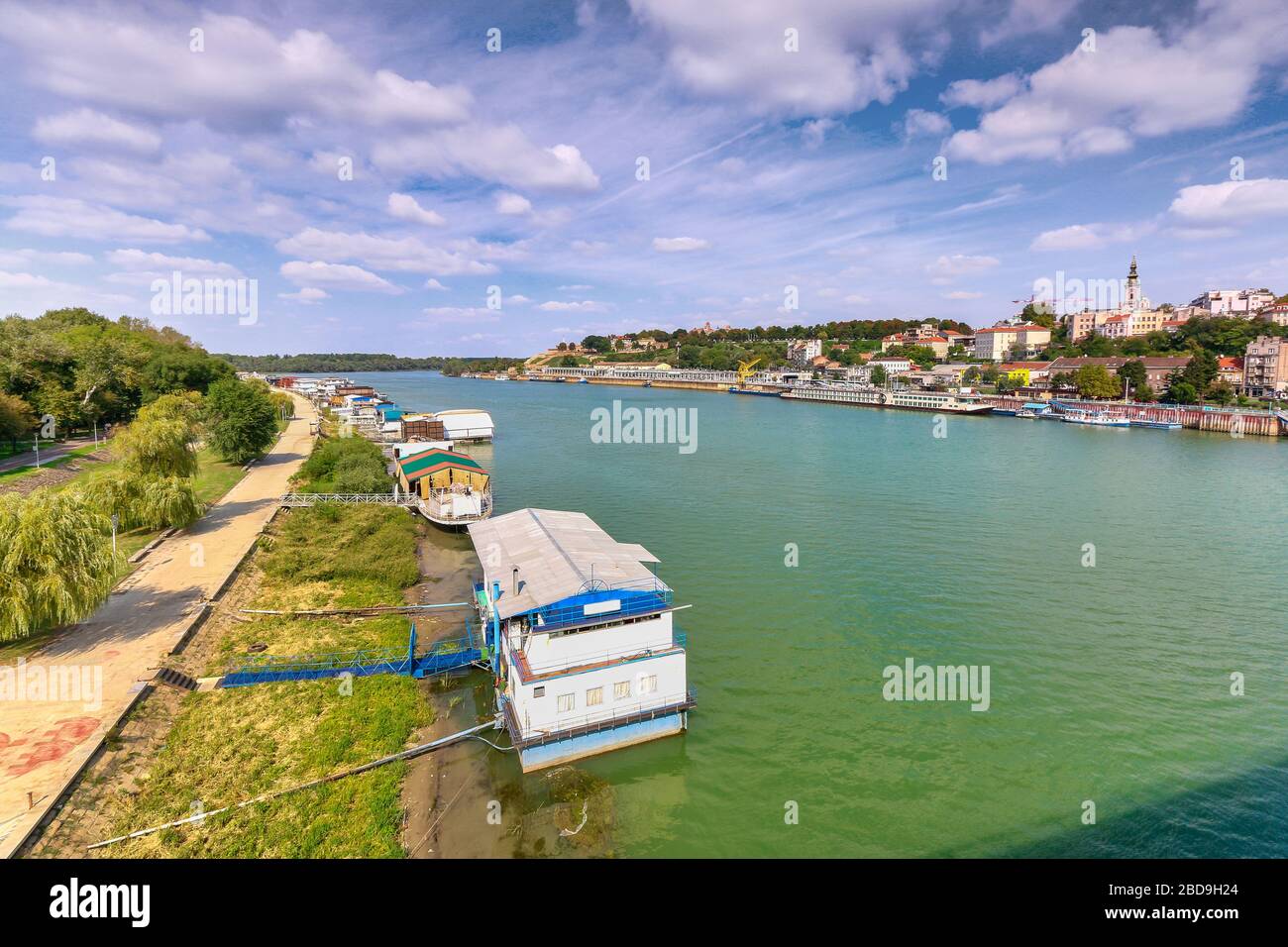 Schwimmende Häuser und Nachtclubs am Fluss Sava bei Belgrad, Serbien an einem teilweise bewölkten Tag. Stockfoto