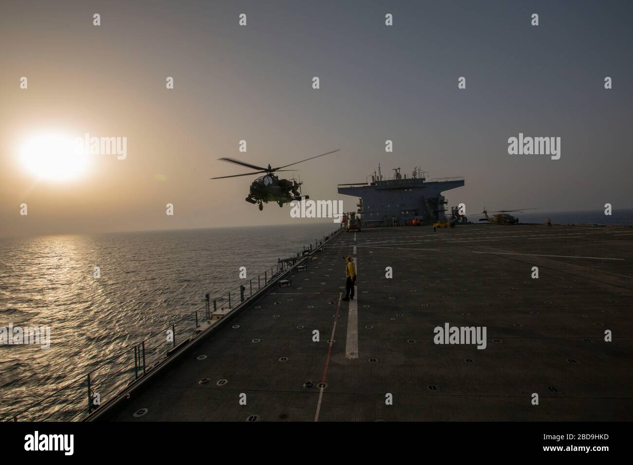 ARABISCHER GOLF (23. März 2020) ein AH-64 Apache Angriffshubschrauber mit 1st Squadron, 17th Cavalry Regiment, Heavy Attack Reconnaissance Squadron führt Deckslandungsqualifikationen auf dem Flugdeck des Expeditionary Sea Base USS Lewis B. Puller (ESB 3) durch. Lewis B. Puller wird im US-amerikanischen 5. Flottengebiet eingesetzt, um die Seeverkehrssicherheitsoperationen zu unterstützen, um Verbündete und Partner zu beruhigen und die Freiheit der Navigation und des freien Handels in der Region zu wahren. (USA Foto des Marine Corps von CPL Haley Buker) Stockfoto