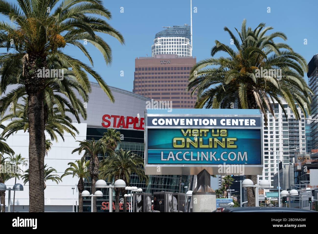 Los Angeles, CA/USA - 1. April 2020: Das Los Angeles Convention Center und das Staples Center Stockfoto