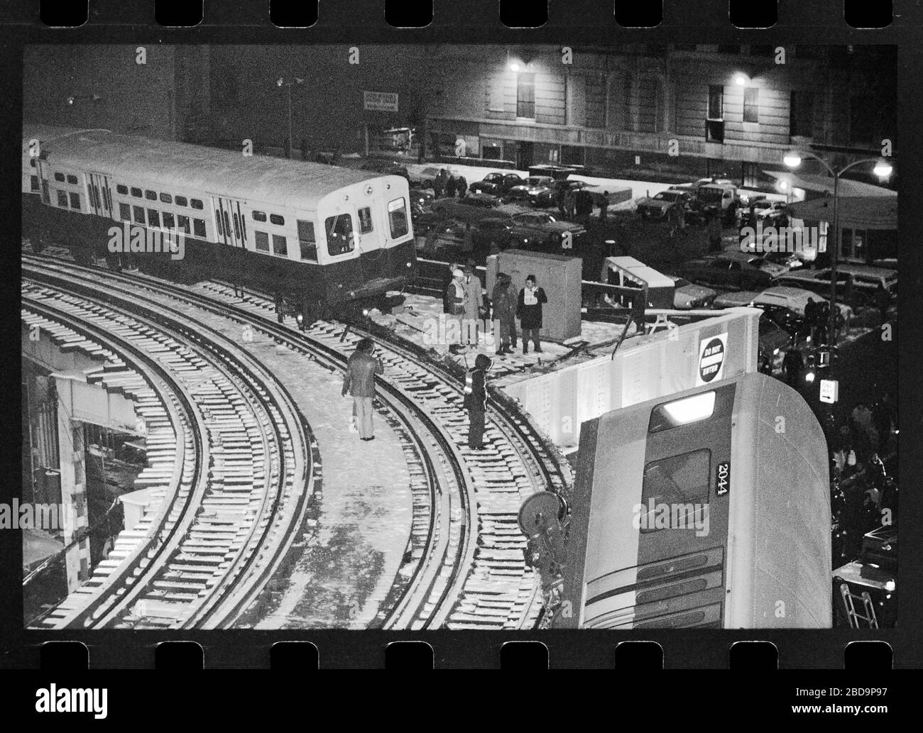 Erhöhte Entgleisungen des El-Zuges in Chicago, Illinois am Freitagabend, 4. Februar 1977. Zugwagen fallen wegen einer Kollision an der Kurvenkreuzung von Lake Street und Wabash Avenue auf die Straßenebene von Chicago Loop. Bild von 35 mm negativ. Stockfoto