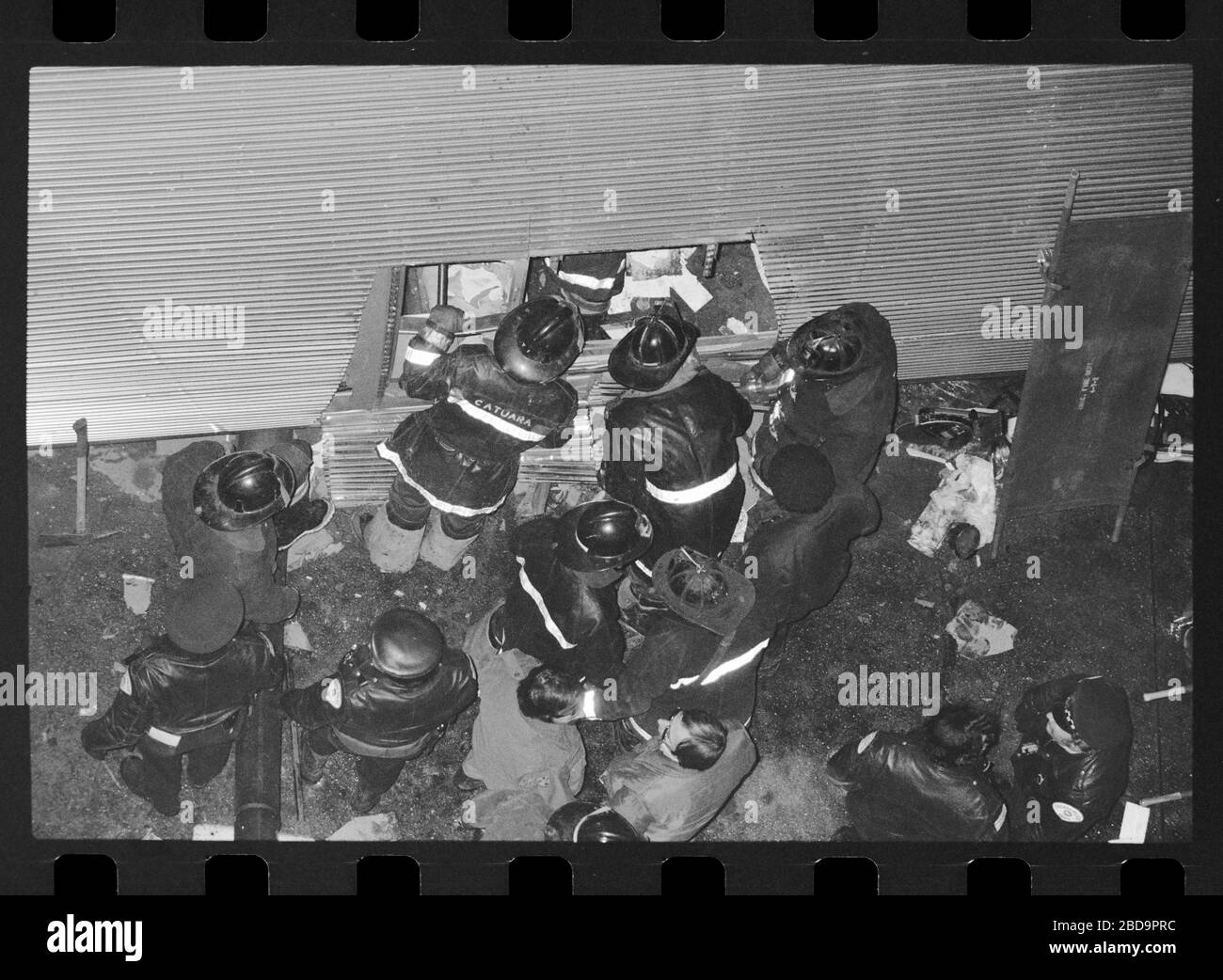 Erhöhte Entgleisungen des El-Zuges in Chicago, Illinois am Freitagabend, 4. Februar 1977. Zugwagen fallen wegen einer Kollision an der Kurvenkreuzung von Lake Street und Wabash Avenue auf die Straßenebene von Chicago Loop. Bild von 35 mm negativ. Stockfoto