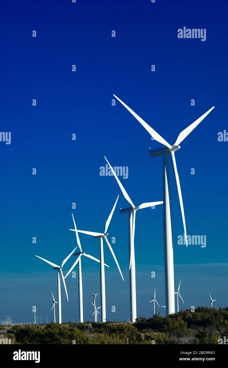 Eine Gruppe von Windenergieanlagen mit blauem Himmelshintergrund Stockfoto